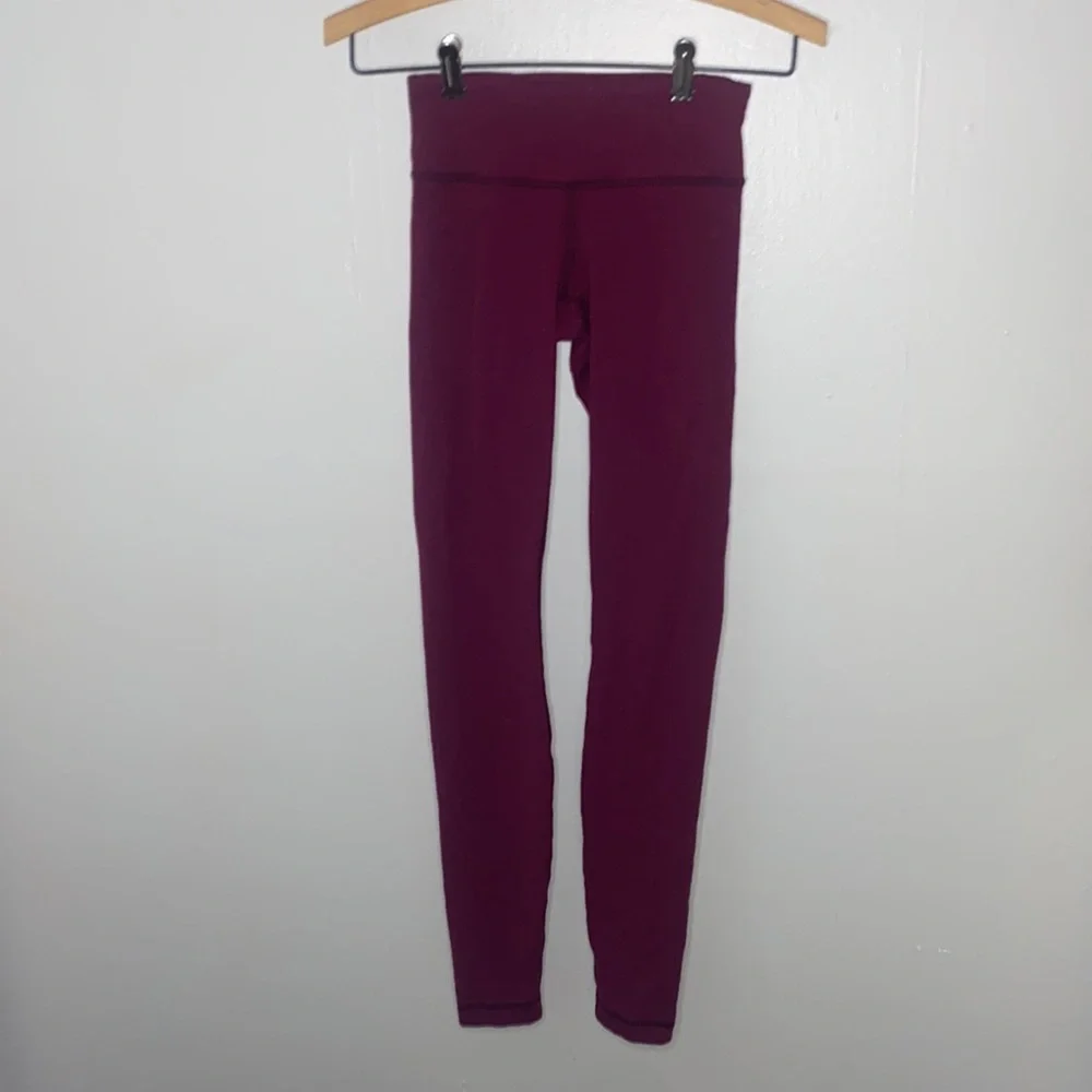 🪿Adorable maroon Lululemon reversible leggings! - Picture 3 of 10